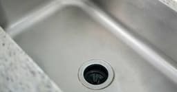 Unclogging a sink siphon in a kitchen or bathroom